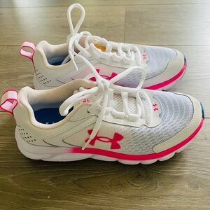 Women’s size 6 Under Armour Sneakers (worn only once!)